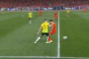 开云注册平台-身背一黄的李磊开场第1分钟凶狠上抢，对方球员痛苦倒地