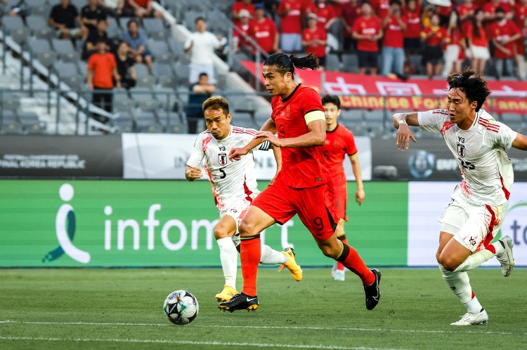 开云足球-张玉宁：本场比第一场身体调动得更好&amp;防守更积极 单刀还需要进步