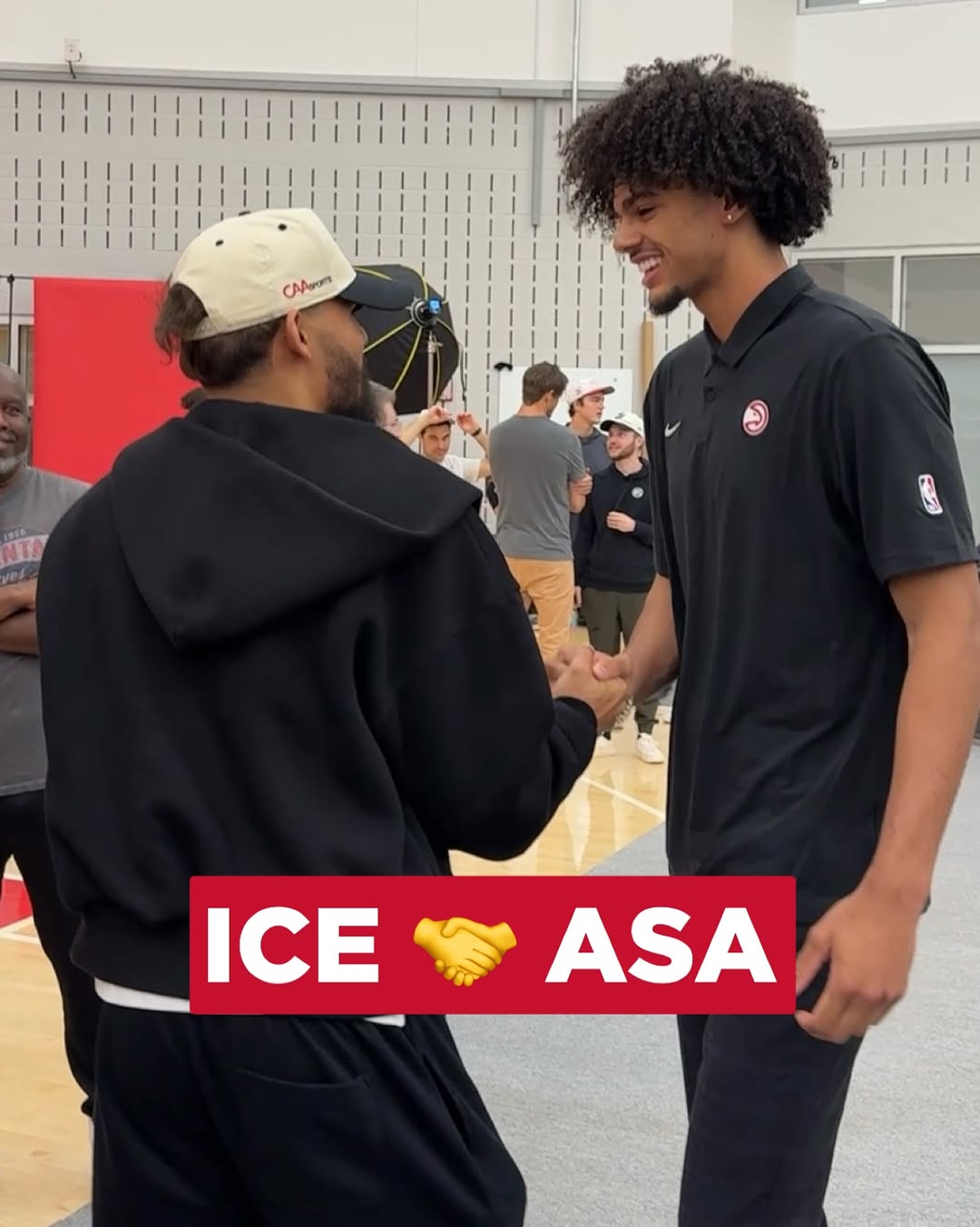 开云足球-来自老大的支持！老鹰为新秀纽维尔举办发布会，特雷·杨到场助阵