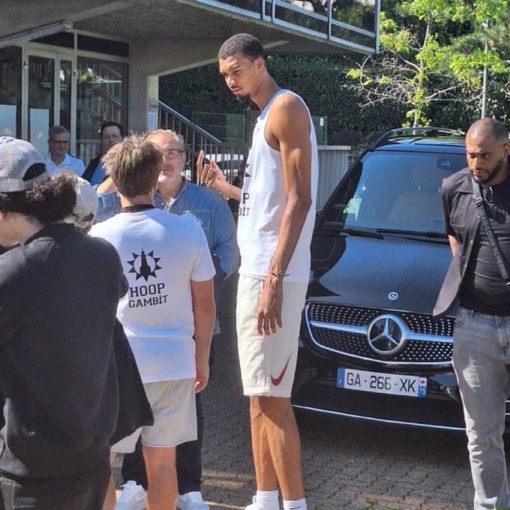 开云登录入口-真给他练出来了🤯美媒晒文班增肌成功：联盟准备大结局了！